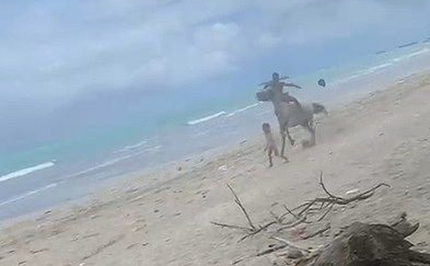 Criança é atropelada por cavalo enquanto brincava na praia de Pajuçara