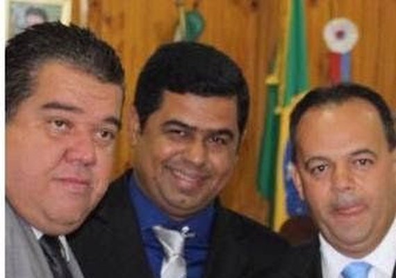 Prefeito recebe título de “Cidadão” do município que administra