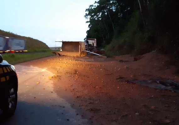 Carreta tomba e deixa parte de rodovia bloqueada na BR-101