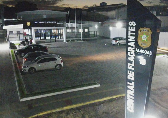 Funcionária de estabelecimento comercial é flagrada pelo patrão furtando dinheiro do caixa