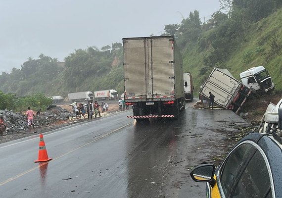 Caminhão colide em carro na BR-101 momentos depois de outro acidente no mesmo local
