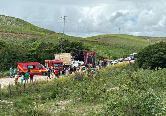 Grave acidente entre trio elétrico e caminhão deixa um morto e dois feridos em Matriz de Camaragibe