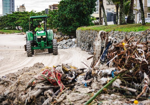 Mais de 150 toneladas de lixo são retirados na Praia da Avenida
