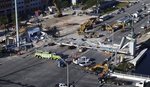 Equipes de resgate recuperam três corpos nos destroços de ponte que caiu em Miami