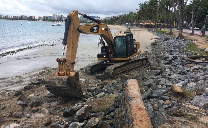 Prefeitura de Maceió desobstrui faixa de areia na orla da Ponta Verde