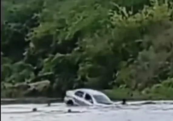 Carro é arrastado por correnteza em ponte no Sertão de Alagoas