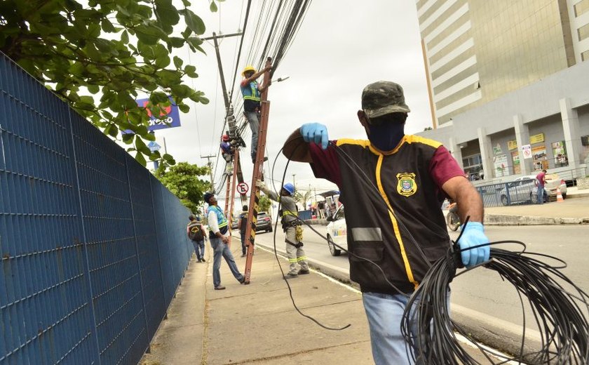 Prefeitura notifica Equatorial Alagoas para ordenar cabos e fios em postes de Maceió