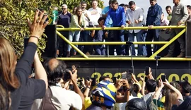 De tornozeleira, Bolsonaro participa de motociata em Brasília