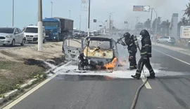 Incêndio atinge carro na Avenida Assis Chateaubriand, em Maceió