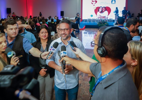 Governador garante instalação de condicionadores de ar em escolas estaduais