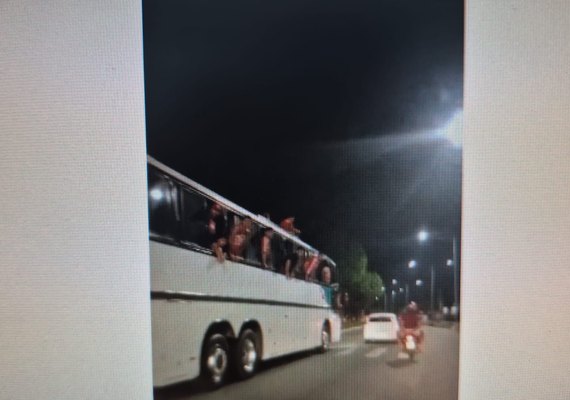 Torcedores do CRB são flagrados “surfando” em ônibus após vitória no clássico, em Maceió