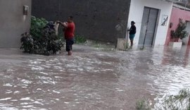 Léo Saturnino cobra solução para alagamentos em bairros de Arapiraca