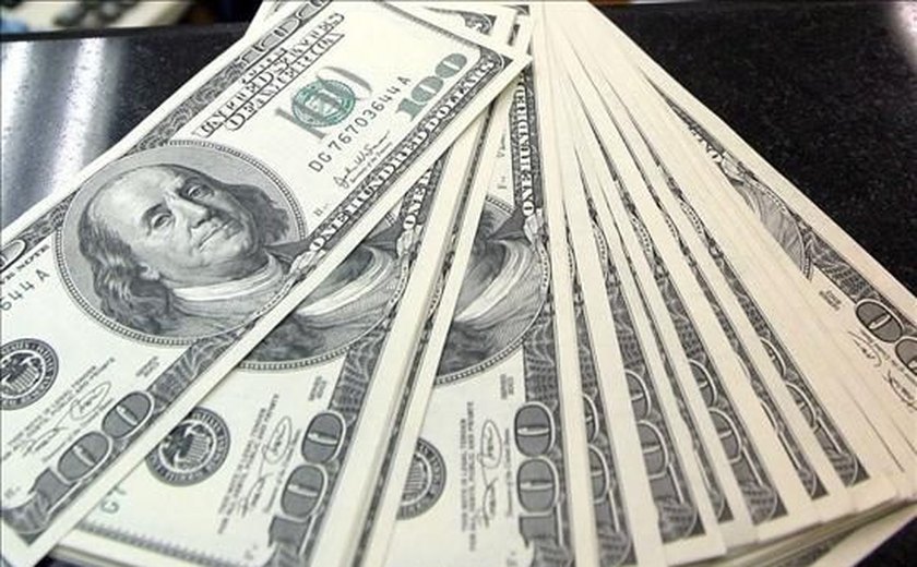 Dólar cai nesta quarta-feira, mas ainda ronda o nível de R$3,30