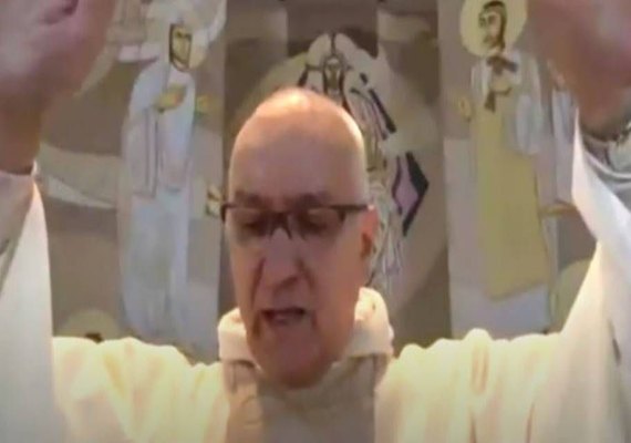 Missa é interrompida por assaltantes e padre pede ajuda: “Chamem a polícia”