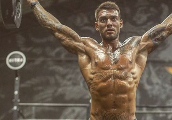 Cantor Lucas Lucco exibe corpo supermusculoso durante treino de crossfit