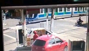 Veículo de passeio é atingido por VLT no Poço em Maceió