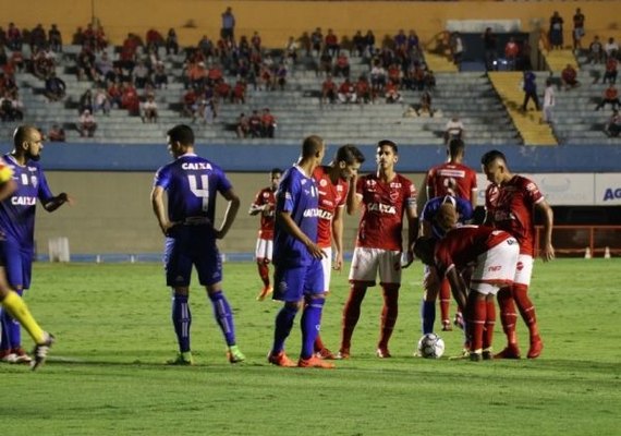 CSA vence o Vila Nova fora de casa e cola na liderança da Série B