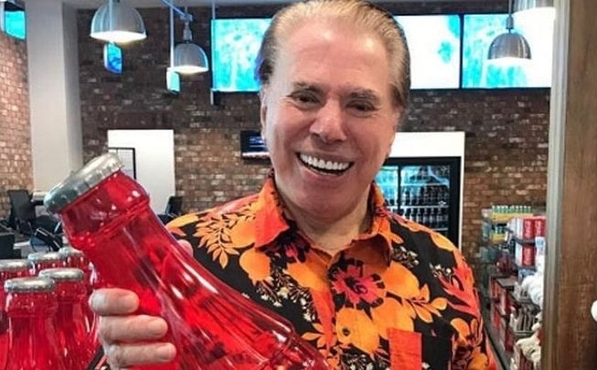 Grisalho, Silvio Santos é clicado com refrigerante gigante nos Estados Unidos