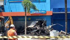 Vídeo: incêndio de grandes proporções atinge loja no Centro