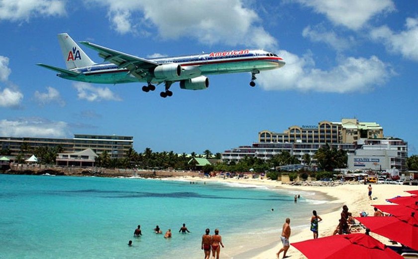 Mulher morre após ser derrubada por rajada de vento de avião no Caribe