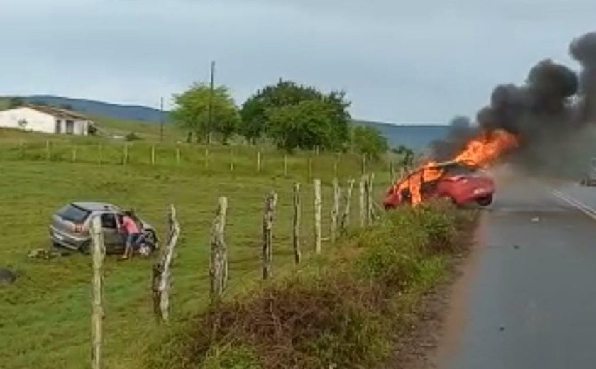 Carro pega fogo após colisão e duas pessoas ficam levemente feridas