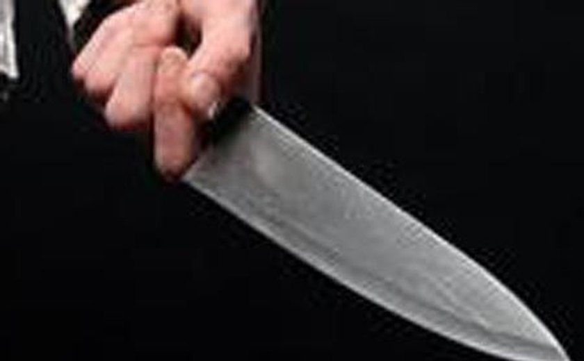 Casal sofre atentado a golpes de faca e é socorrido por populares