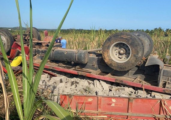 Caminhão capota em Coruripe, dois homens morrem e outro fica ferido