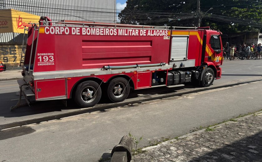 Funcionários são evacuados após incêndio atingir galpão de fábrica de plásticos em Maceió