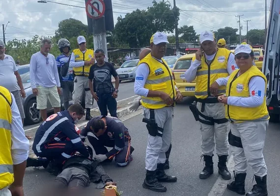 Motociclista fica com fratura exposta no membro inferior após colisão com carro em Maceió