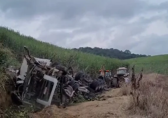 Caminhão carregado de fubá cai em ribanceira e deixa condutor morto, em São José da Laje