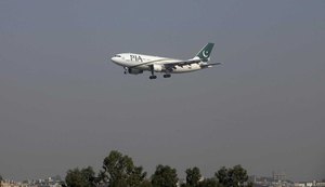 Avião de passageiros cai no norte do Paquistão com mais de 40 a bordo