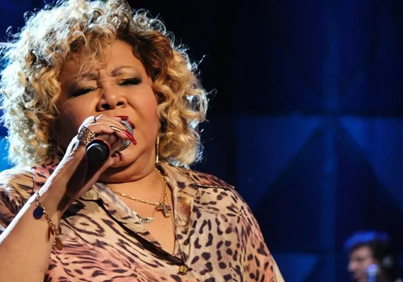 Alcione adia shows de sua turnê após passar por cirurgia na coluna