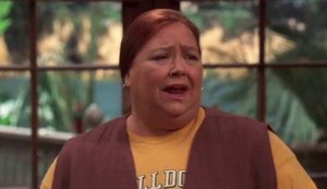 Atriz de 'Two and a Half Men' é internada após sofrer ataque cardíaco