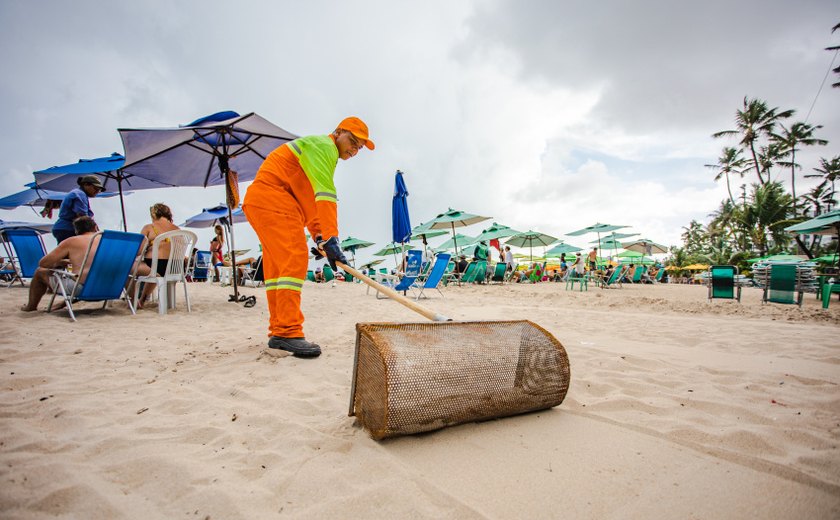 Ecopeneiras são utilizadas para limpeza na faixa de areia das praias de Maceió