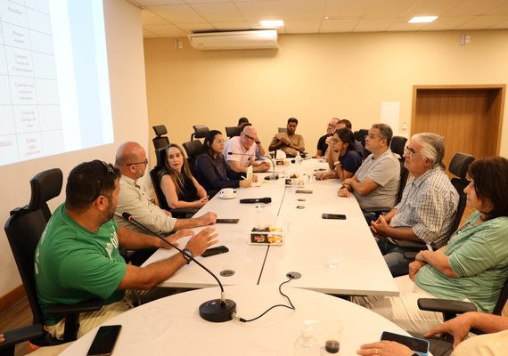 Membros do Pró-Manguezais discutem nova fase do projeto