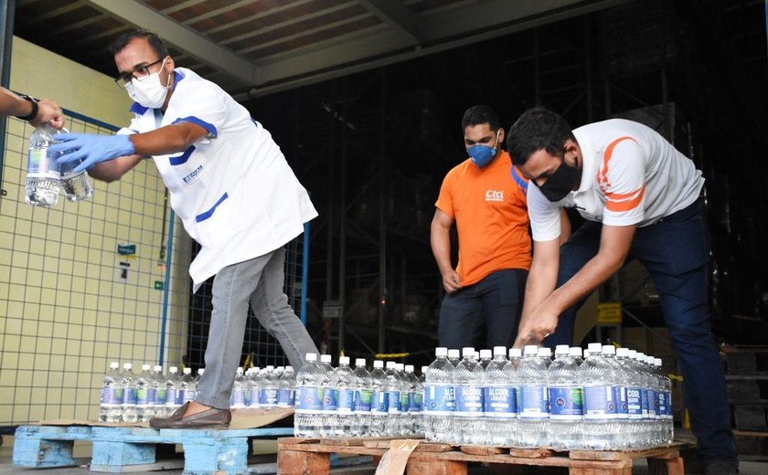 Senai doa 600 litros de álcool para governo e instituição de caridade