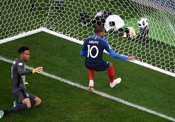 França ganha, avança às oitavas e elimina o Peru da Copa do Mundo