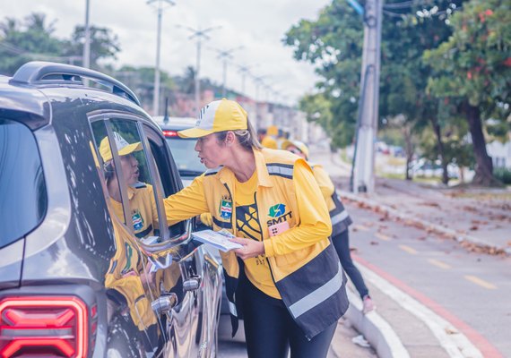 SMTT realiza blitz educativa e faz alerta sobre os perigos de beber e dirigir