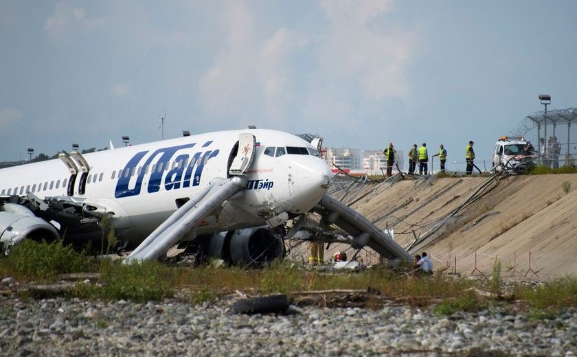 Avião pega fogo durante pouso e deixa 18 feridos na Rússia