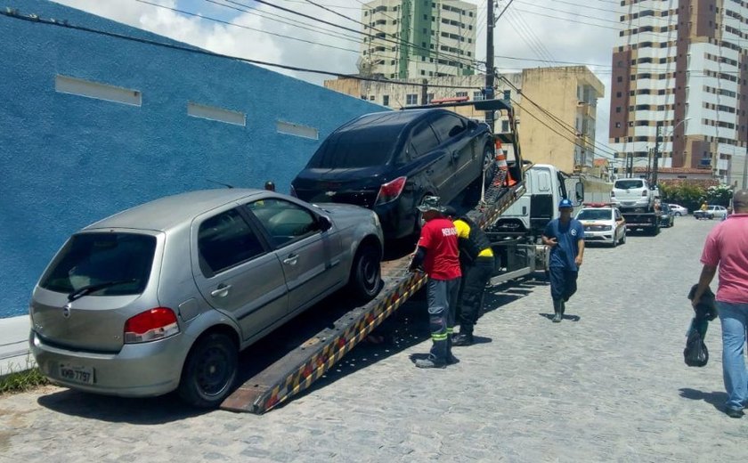 Veículos estacionados em locais proibidos em Maceió são removidos pela SMTT