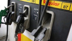 Preços dos combustíveis caem; gasolina tem menor valor em mais de 20 meses