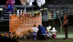 Centenas fazem vigília no Texas após mortes de crianças e professores