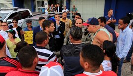 Reunião fechada do MP sobre Pinheiro tem protesto e tumulto na porta