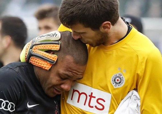 Vítima de racismo, brasileiro critica rivais que não pediram para parar