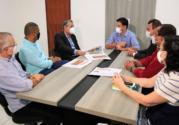 Cunha visita Tribuna Independente e parabeniza profissionais pelos 14 anos de história