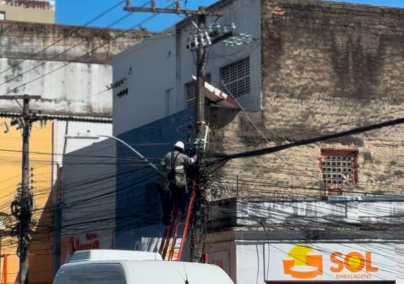 Técnicos da prefeitura retiram cabeamento inativo em postes do Centro de Maceió