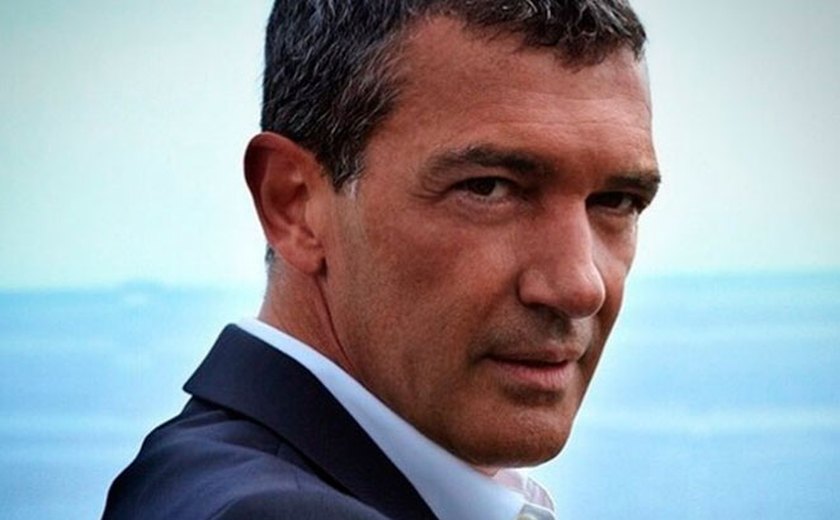 Ele está entre nós! Antonio Banderas chega ao Brasil para ser jurado do Dança dos Famosos