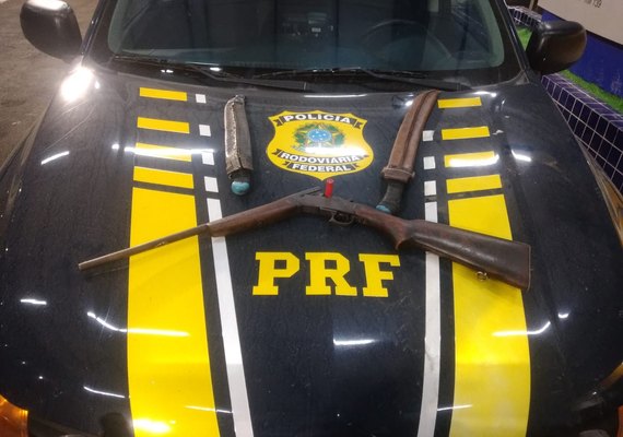 Motorista embriagado e portando arma branca é preso pela PRF em São Miguel dos Campos