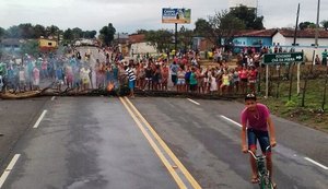 Moradores de povoado em Campo Alegre bloqueiam rodovia por falta de energia