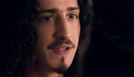 'Deus Salve o Rei': Rodolfo vira gay e se apaixona por amigo